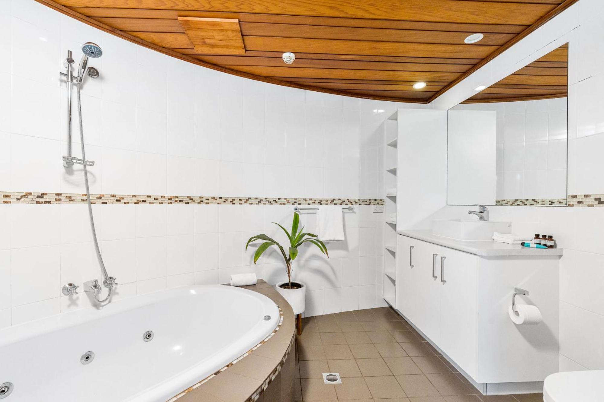 Queen Room Spa Bath